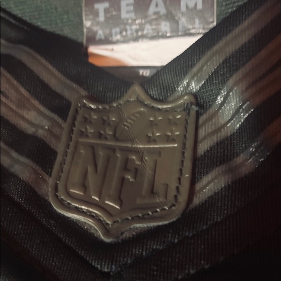 Carolina Panthers Luke Kuechly 2017 salute to service jersey New w/tags - Picture 2 of 12